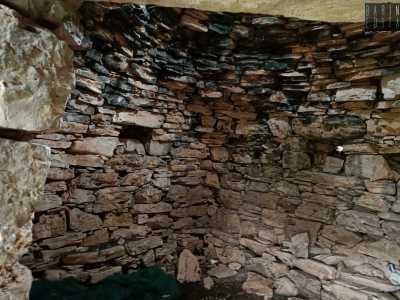 L�interno � in genere costituito da un�unica stanza chiusa da una volta a cupola